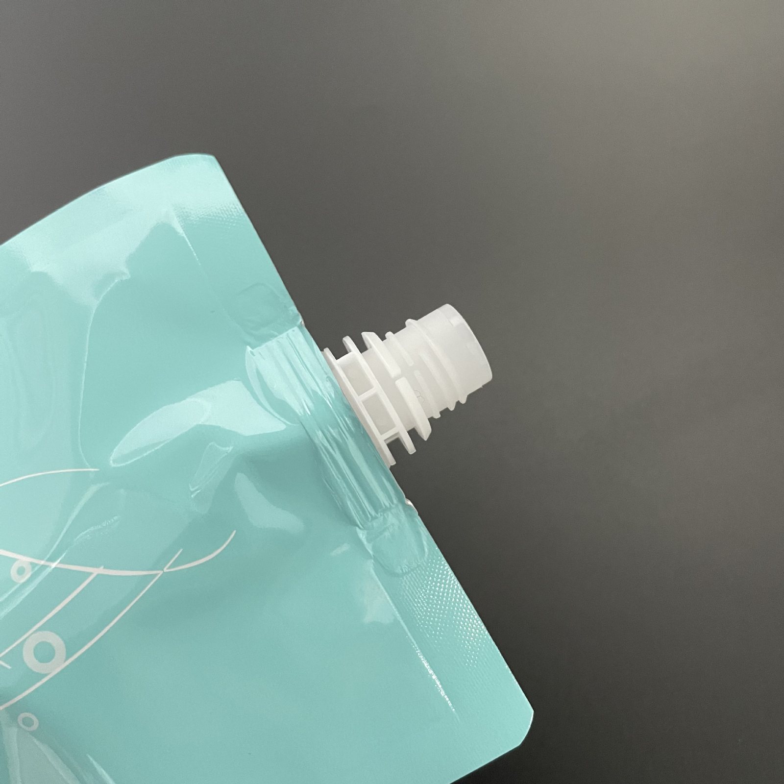 1L High-Barrier Aluminum Foil Stand-Up Spout Pouch for Cili Juice Concentrate with Reclosable Cap